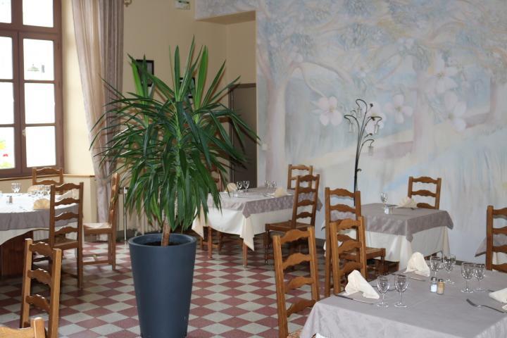 Hotel Logis Le Port Saint Aubin à Morannes sur Sarthe-Daumeray Extérieur photo